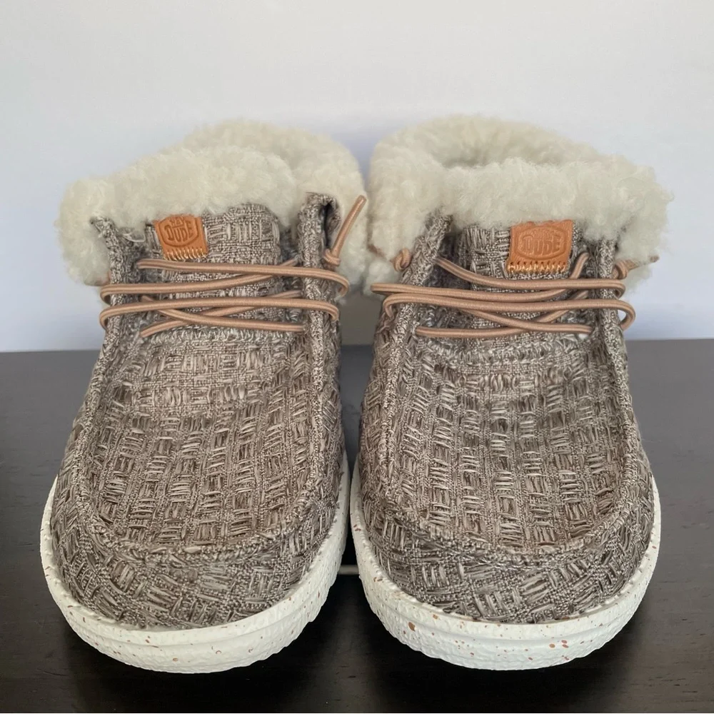 Hey Dude Wendy Fold Youth Stitch Cozy, Big Kids Size 12. New without box.
